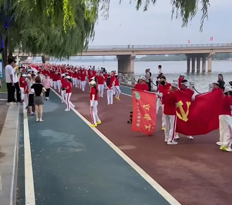 辽宁暴走团团长肠子估计都悔青了，因为网友们深扒出来了这位团长的身份，也解释了