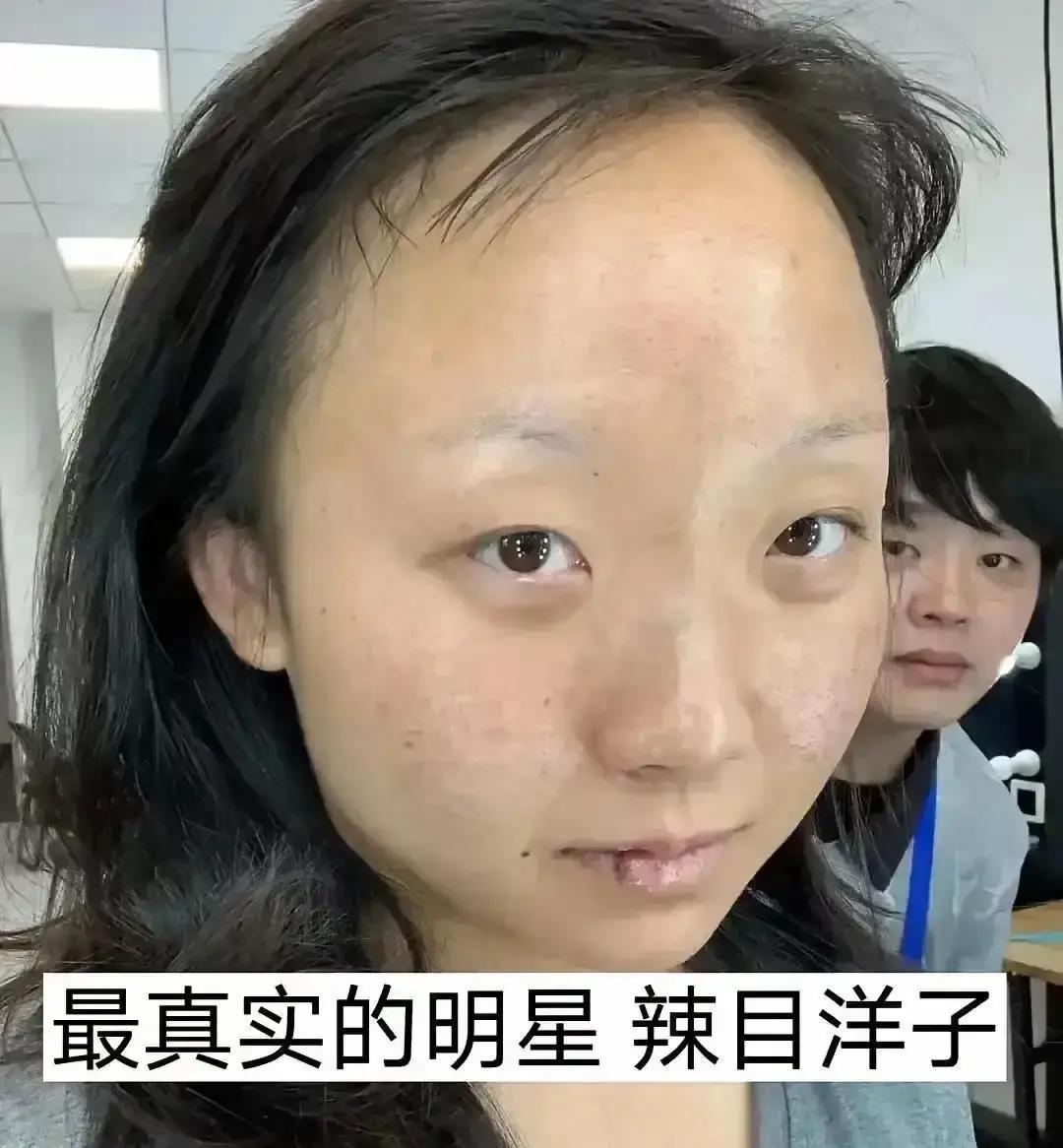 白礼服3天掉粉12万关晓彤这次踩的雷，是白色。礼服像急救带又像蚊帐，工作室