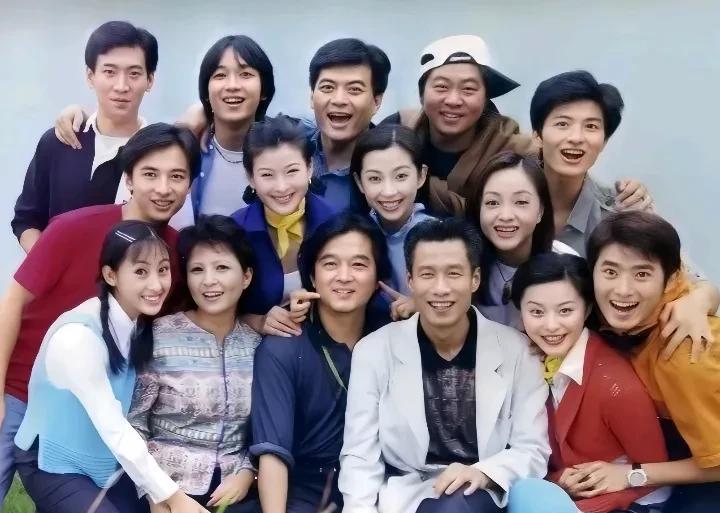 这是电视剧《青春出动》中演员大合影。男的高端又帅气，女的漂亮又大方，青涩懵懂的一