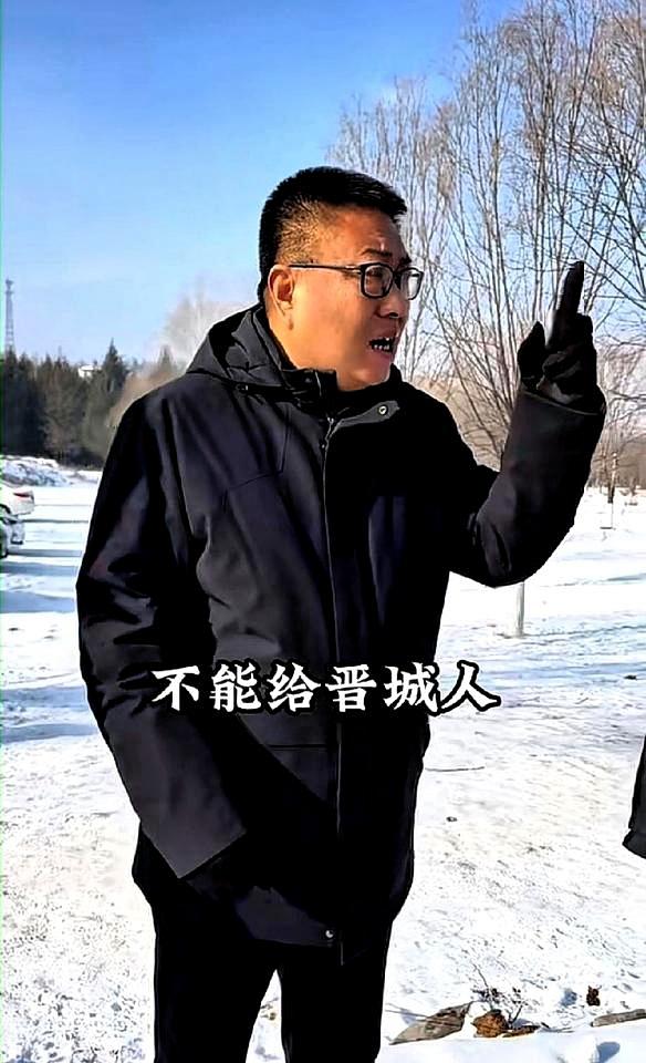 山西晋城司徒小镇，这个村支书正是做大事的人1月2号晚上，不少游客把车停在在司