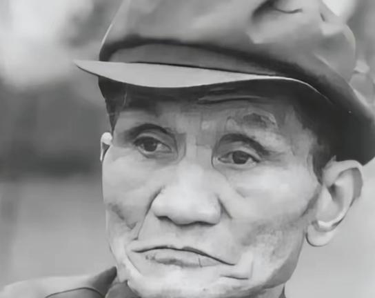 1947年，沈醉视察白公馆时，看见犯人韩子栋正疯疯癫癫地跑着步，马上觉得不对劲，