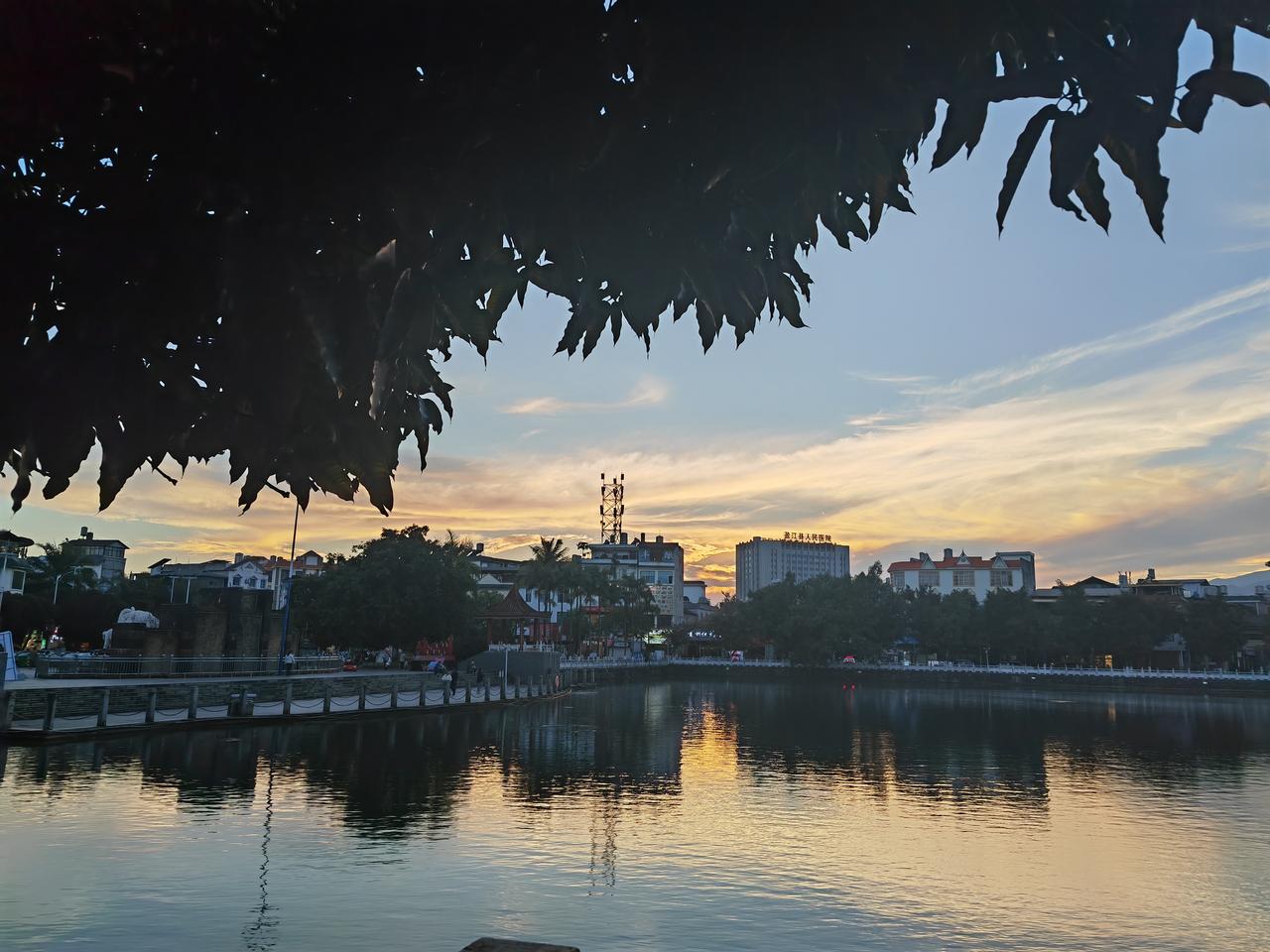 我超爱随手拍天空照！每次打开相册，里面好多天空的照片。旅行时看到漂亮的自然风光，