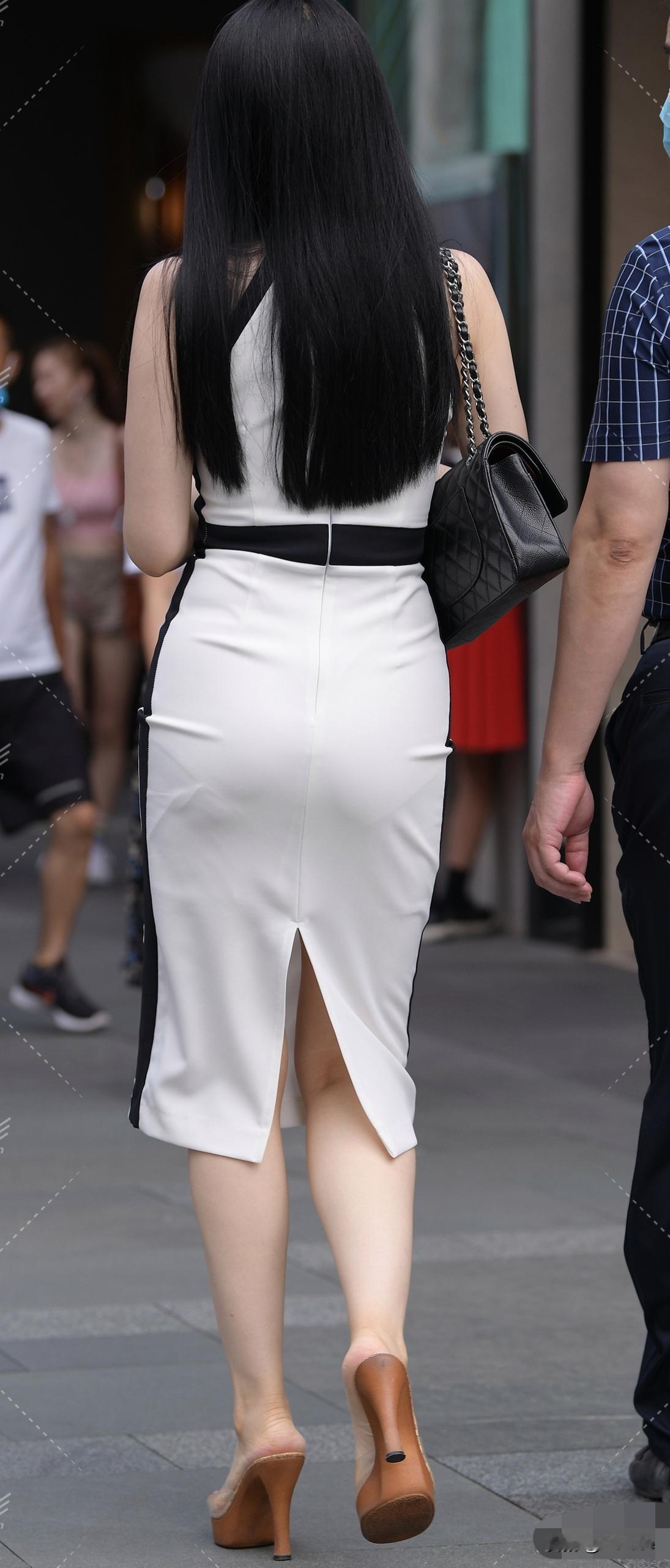 都市时尚穿搭，优雅白裙与高跟鞋的完美搭配