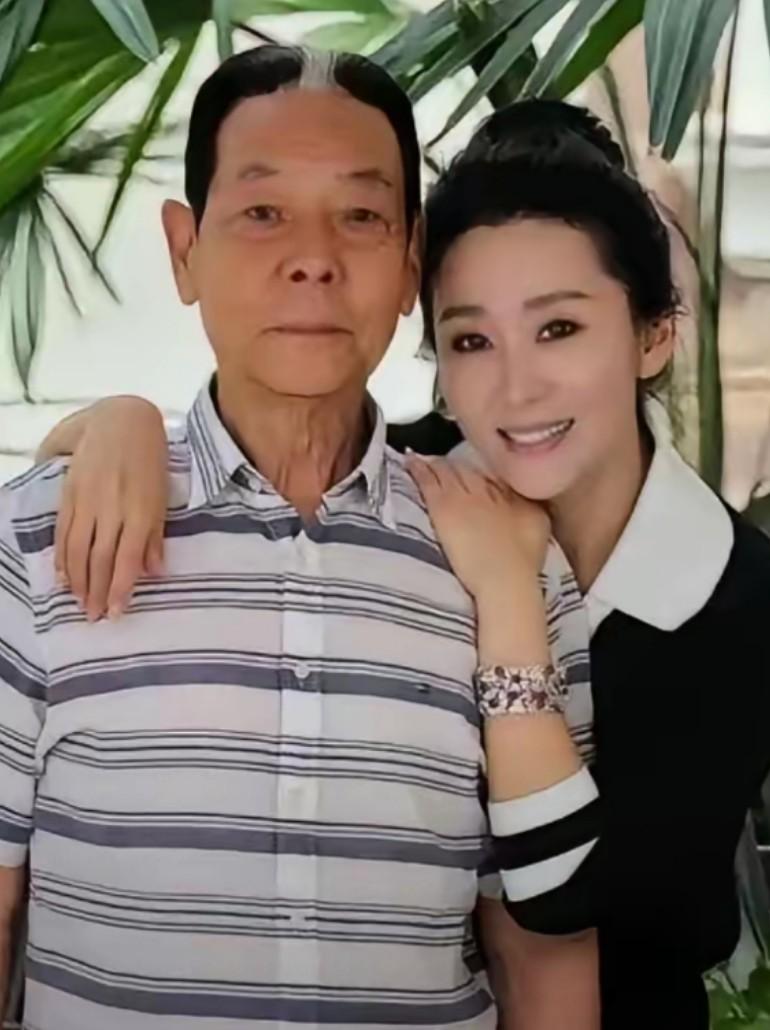 苗圃和大19岁丈夫同框，曾被网友嘲讽像父女，苗圃婚姻引热议，选对人比什么都重要