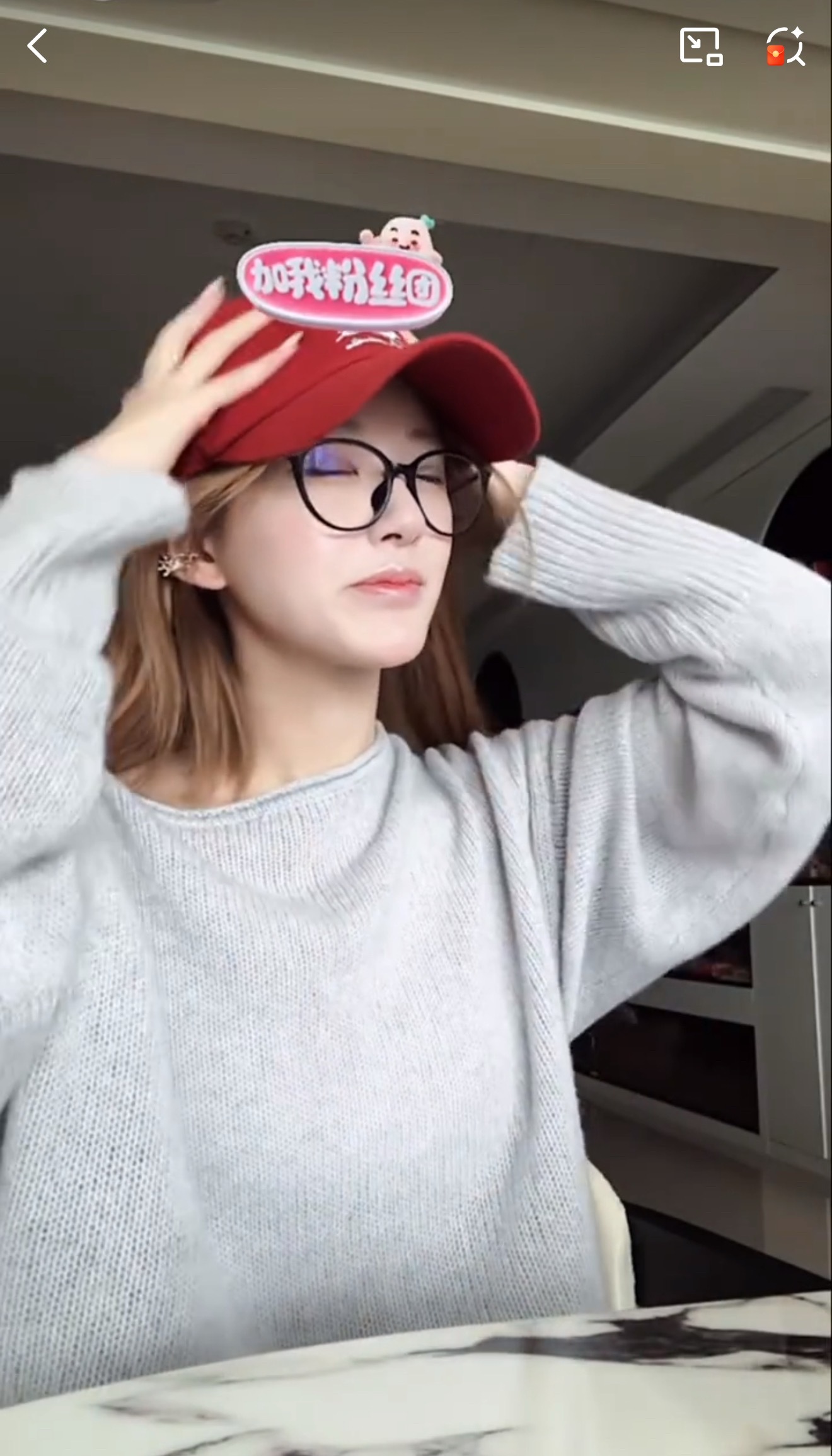 虽然但是，我想要赵露思这个帽子，这个设计感觉会很显脸小[笑着哭][捂脸哭][捂脸哭]
