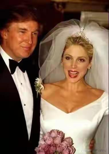 特朗普第二任妻子比第一任妻子好看多了，但第一任妻子生的女儿伊万卡却比第二任妻子生