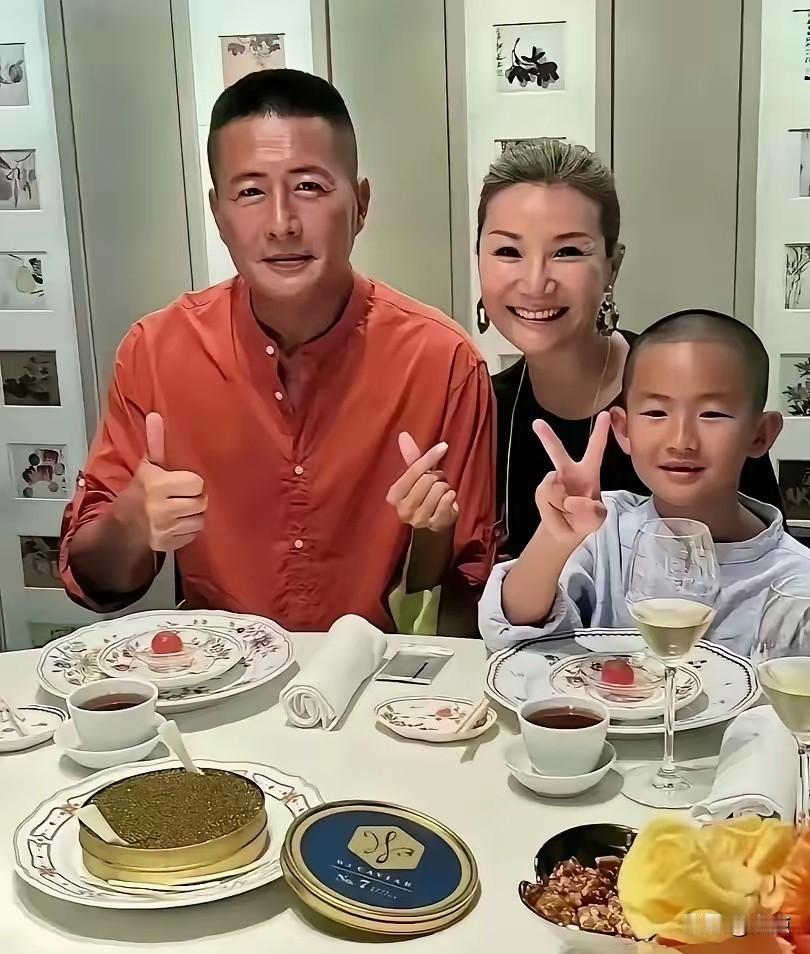 61岁高曙光的豪门婚姻：温柔清醒，双向成全61岁的高曙光，活成了娱乐圈二婚