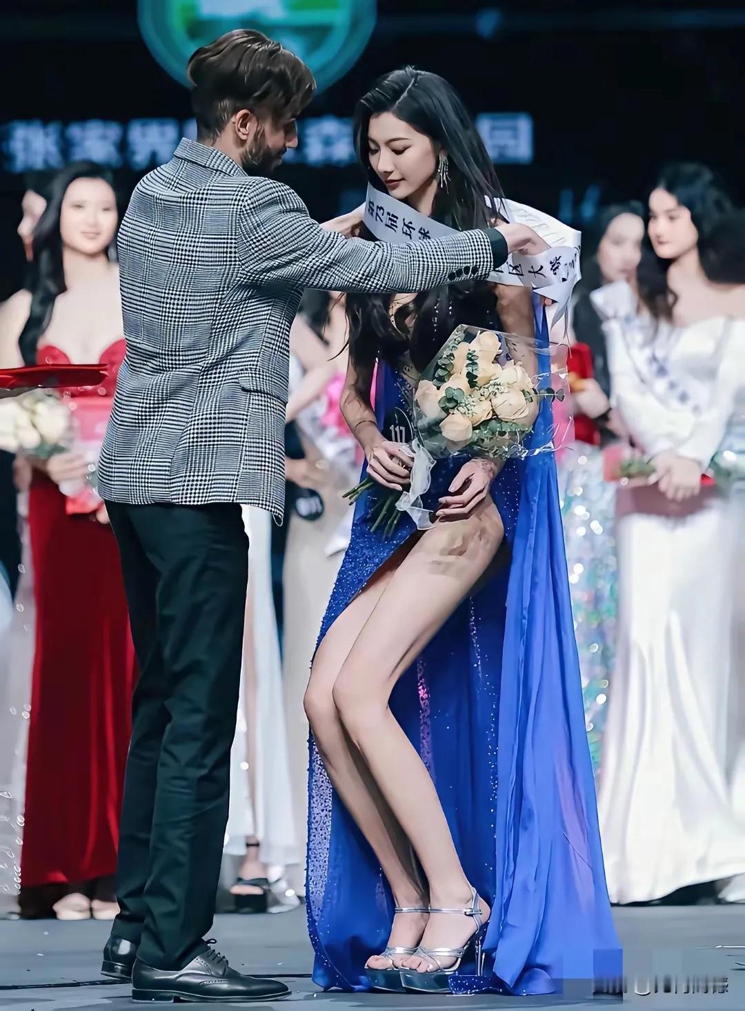 🌞2025年，日照女孩赵娜获得73届环球小姐中国区总冠军时，评委给她戴上绶