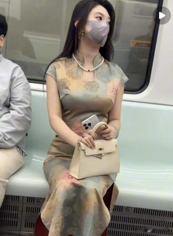 地铁上遇到这样的女孩子，你们会怦然心动吗，有多少人敢去要她的微信？