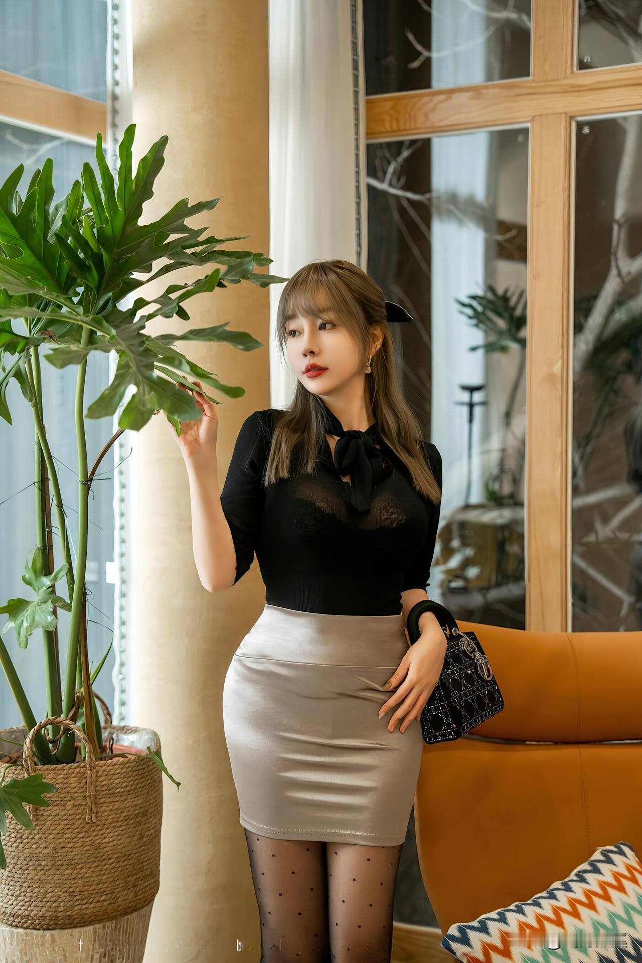 文学创作大会上联：燕语呢喃春意闹，下联：莺歌婉转瑞祥临。