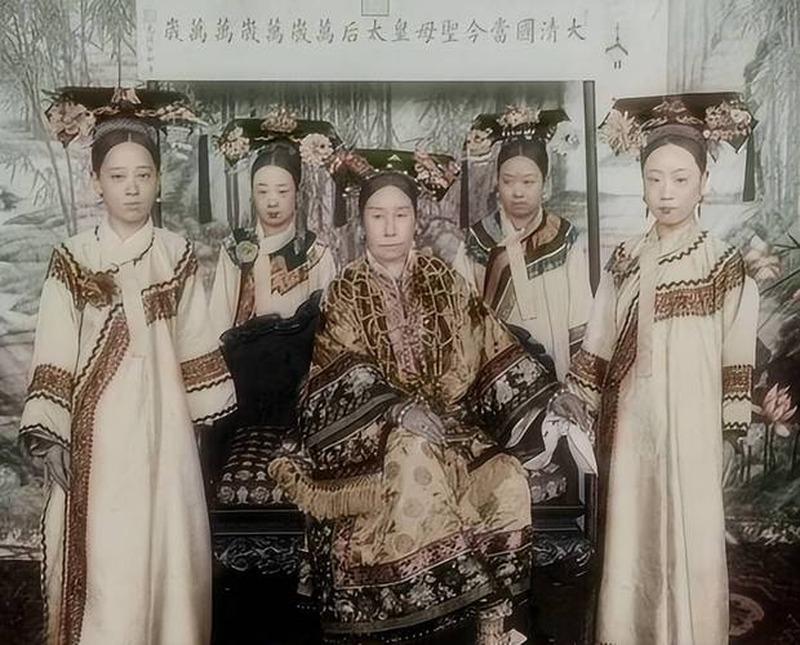 网传说法先别急着当真——慈禧洗澡时把所有人打发出去，单留李莲英一个在帘后伺候，里