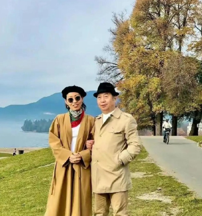 网友温哥华街头偶遇曲婉婷。曲婉婷歌是真不错，但人品不咋地3亿多的赃款估计差不多都