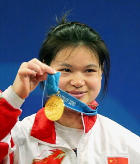 2003年，奥运举重冠军陈晓敏卖掉自己的9枚金牌，共获得399万的收入，在面对众
