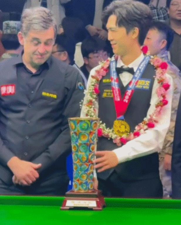 奥沙利文与塔猜亚冠军奖杯互动暖心瞬间，玉山公开赛见证台球经典对决