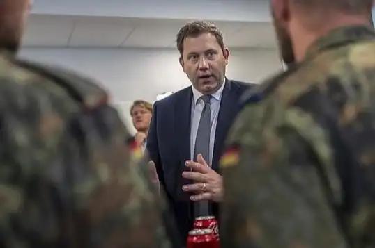 德国终于硬气一回了！近日，特朗普公开喊话欧盟八国：“要么支持美国买下格陵兰岛，