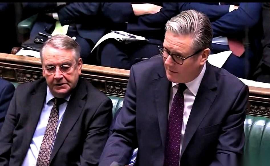 25亿英镑。英国政府一声令下，说这笔钱，阿布你必须现在、立刻、马上，打给乌克兰。