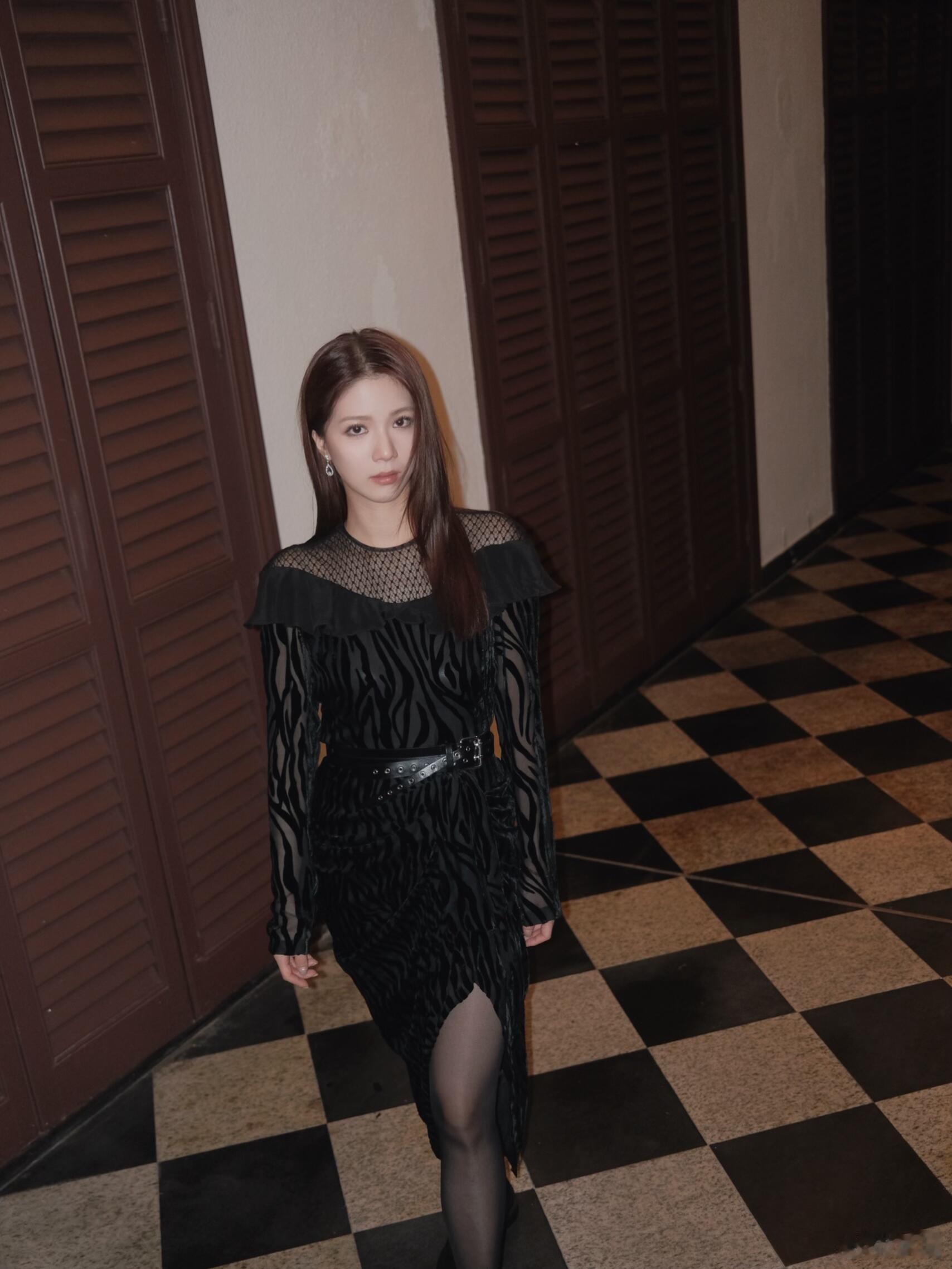 陈晓华🖤跨年黑丝造型