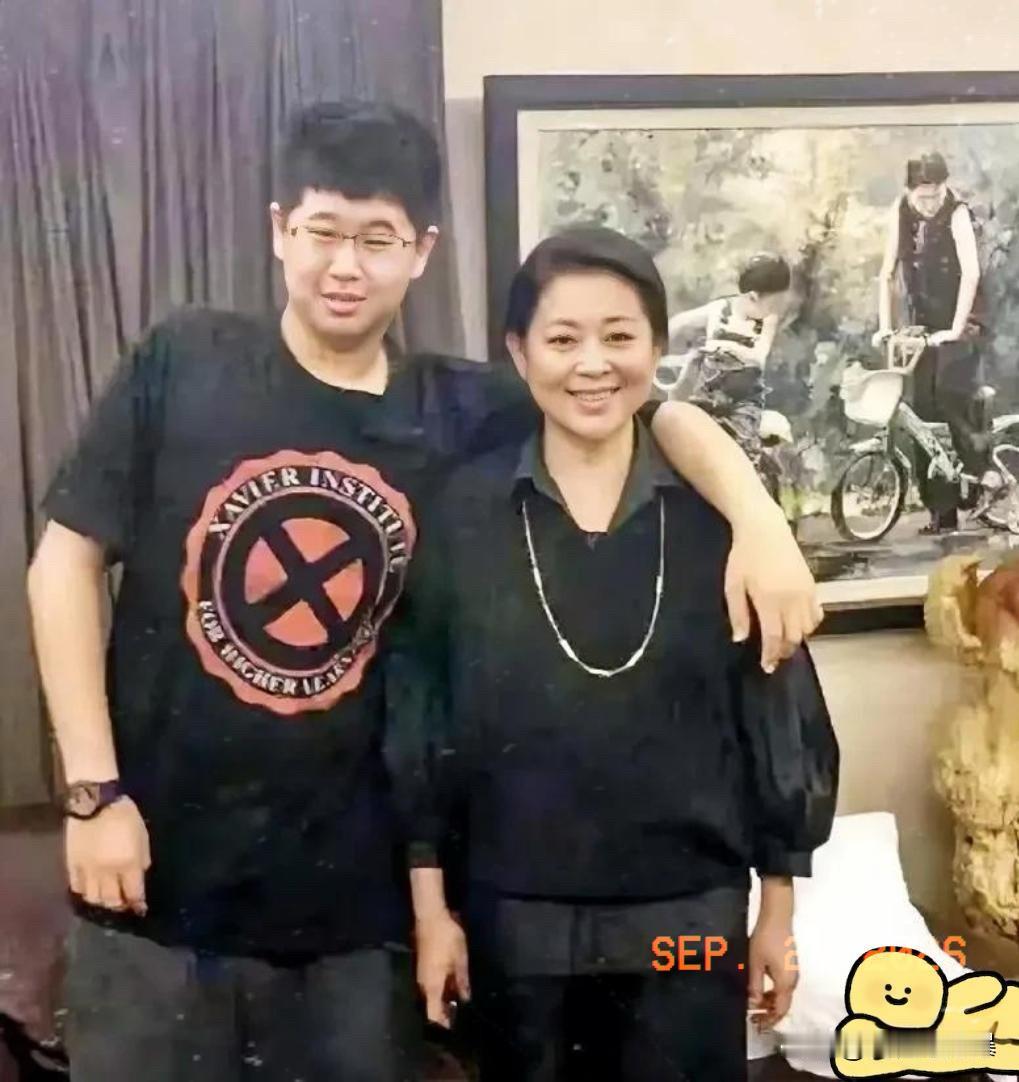 倪萍的儿子虎子，最近一句话真是戳到了不少人的心窝子。1米97的大高个，南加
