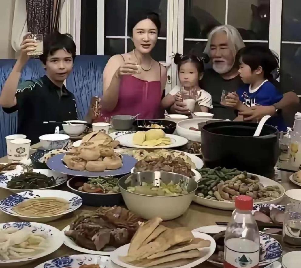 72岁张纪中家一顿午饭17个硬菜！网友：这饭量是要喂剧组？我数了下图里，红烧