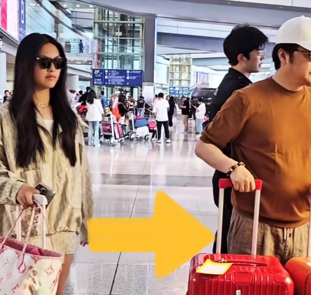 李湘的女儿放暑假回国了。小小年纪就背的LV的包。父女同框的画面很温馨。没有看到李