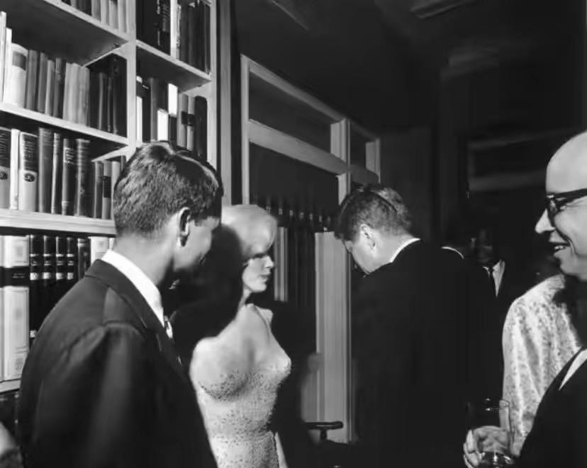 有很多历史名人在我们眼里没有交际，但实际上他们可能关系很好，还留下了合照。物