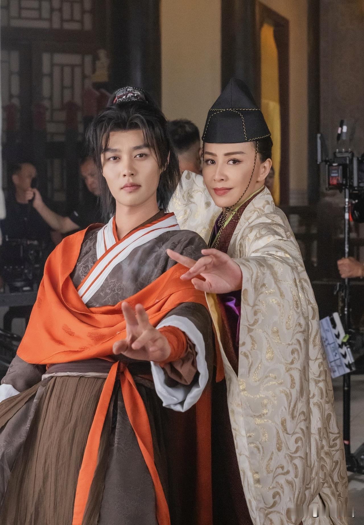 柯淳的现代装挺帅的，没想到古装这么一言难尽啊。说也奇怪，短剧出来的好多男主都不能