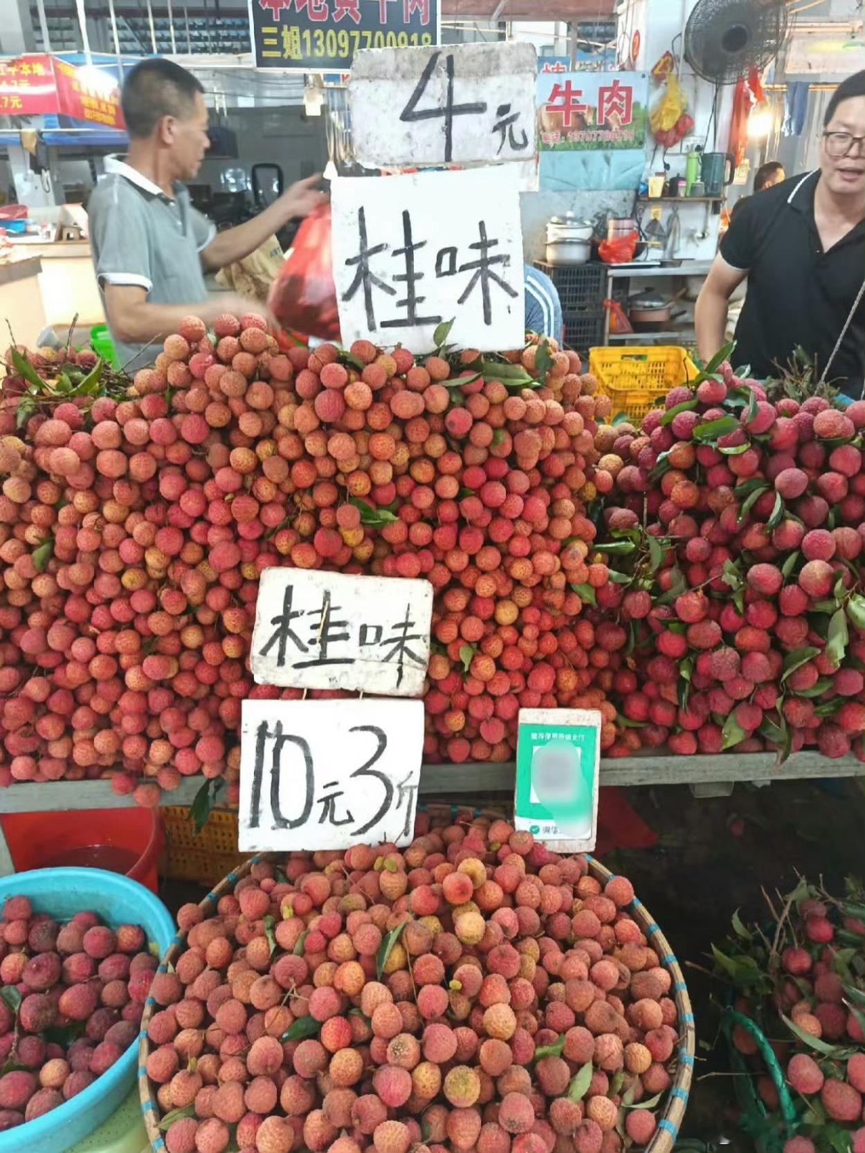 今年的荔枝怎么烂大街了主要原因还是因为今年是个荔枝丰收年，深圳东莞很多区都随地可