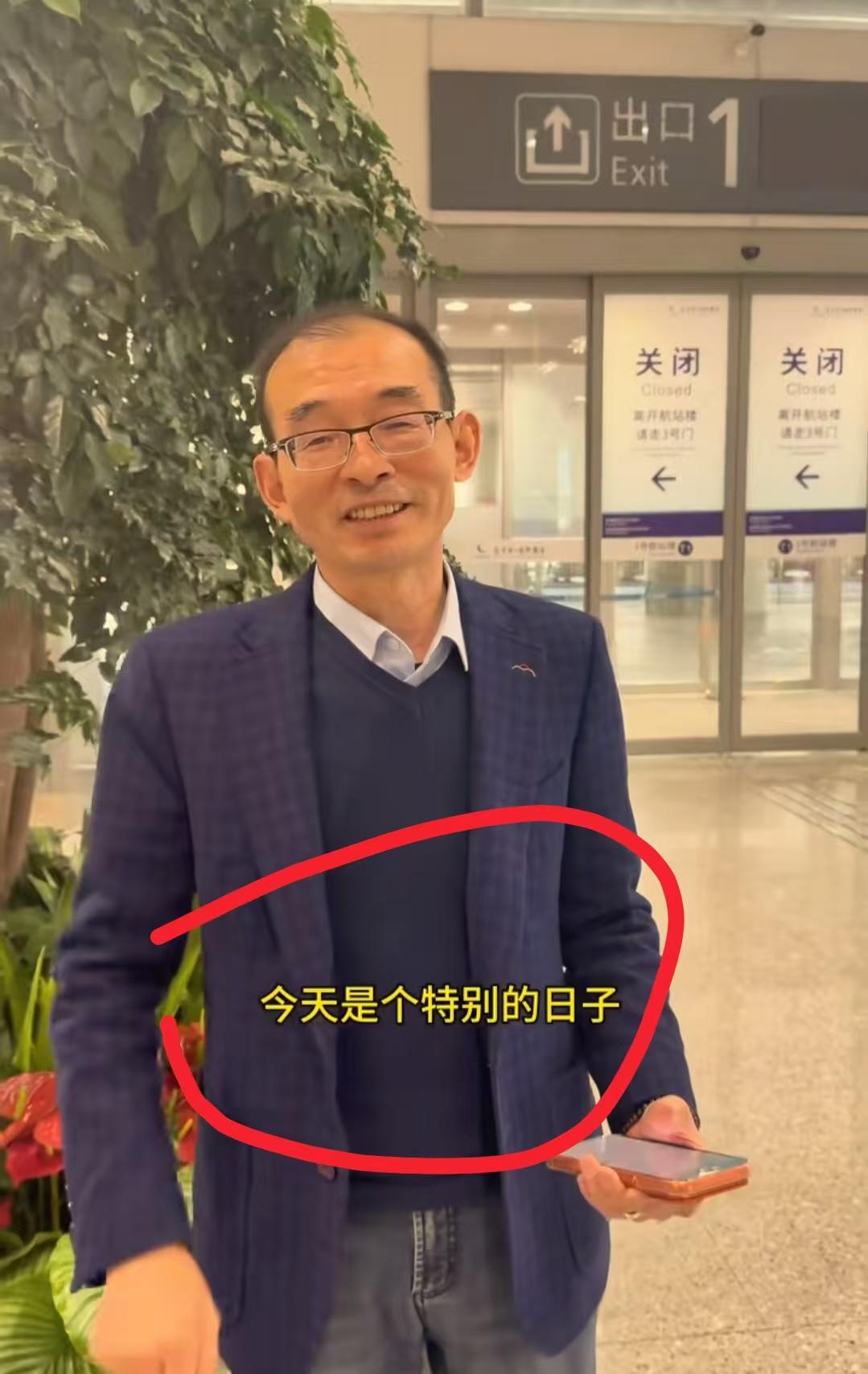 我预料到了老谢会给谢浩男递上27朵庆生花也预料到了转场52层酒店，鲜花、新衣服