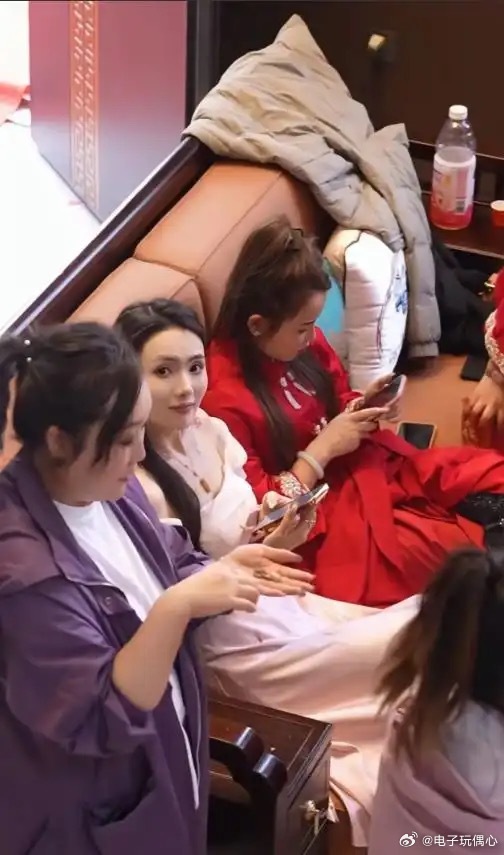 看上这个伴娘了，月薪8k，想曲她，希望大吗？