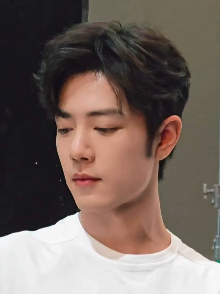 肖战简约白T，勾勒利落肌肉线条，清隽身形，少年气与力量感兼具。