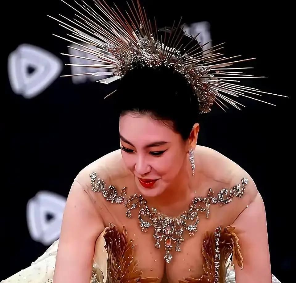 张雨绮4月10号晚上穿一条正红高开衩抹胸长裙走红毯，腰臀比直接杀疯，后背几乎全露