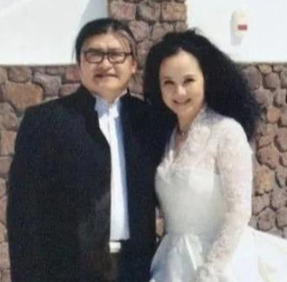 1987年，刘欢对主持人卢璐一见钟情，认识9天后就求婚成功。可是去民政局登记时，