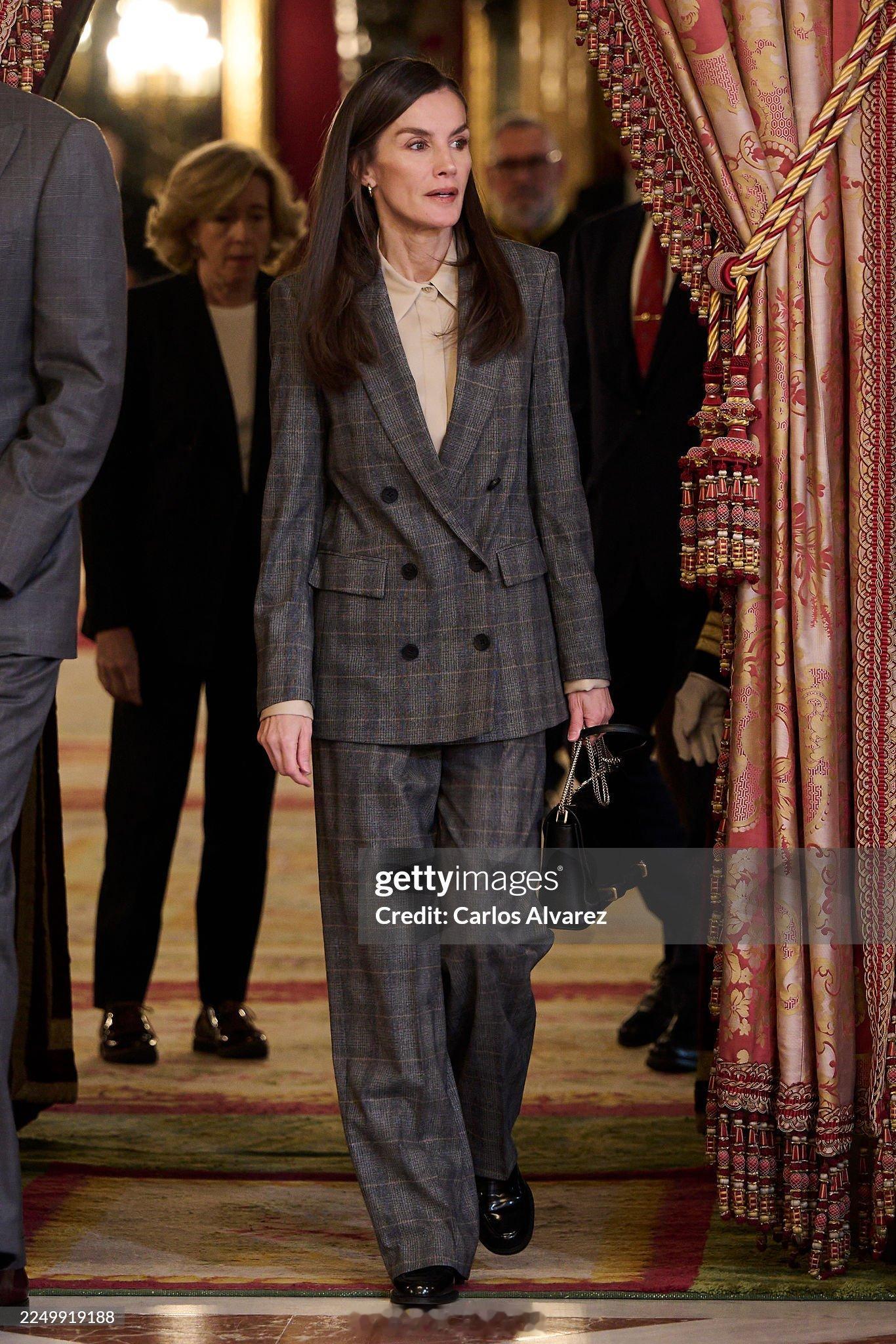 12,4西班牙国王菲利普六世和王后莱蒂齐亚参加会议，小莱裤装来自hugobo