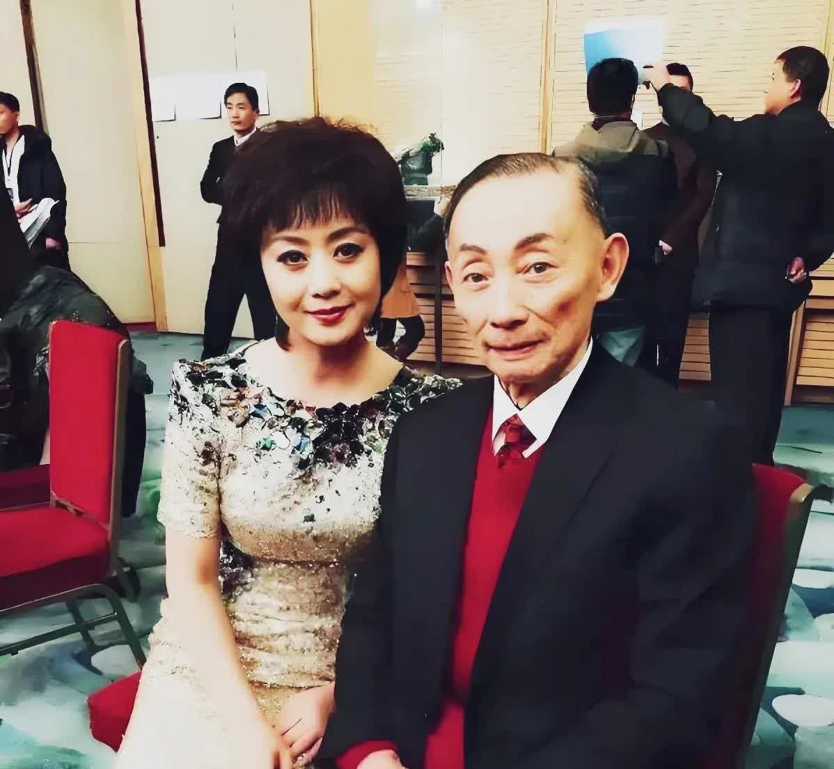 梅葆玖先生与弟子李胜素留影