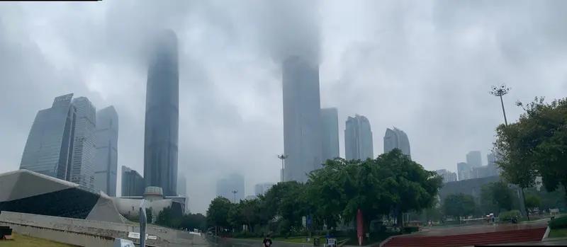雾天出行可太让人头疼了！就像广东5月4日的天气，闷热潮湿还多雷雨，山区雾大，这能