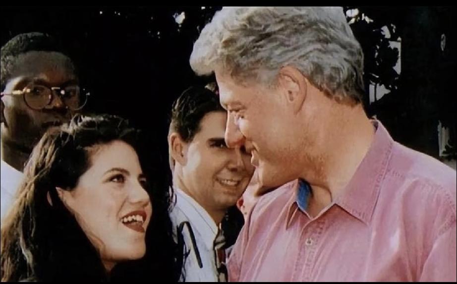 克林顿的确有魅力。莱温斯基望着他时，眼睛在拉丝；希拉里看他时，像是在欣赏一幅画