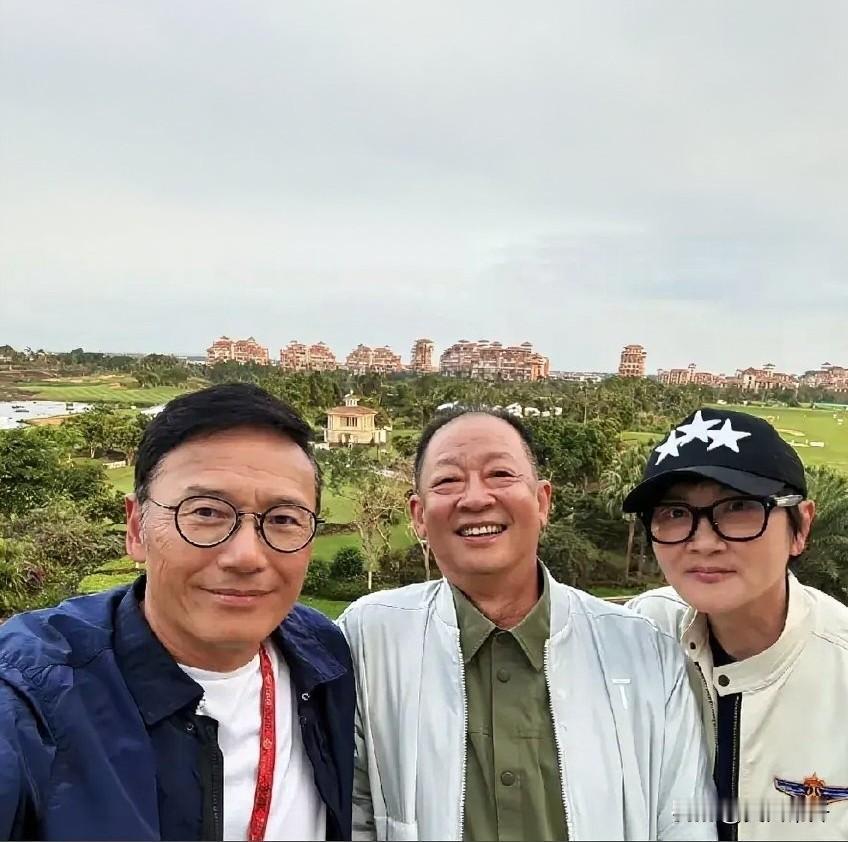 苗侨伟、王志文、孙楠，三人高尔夫球场边的一张抓拍，状态都挺放松，看着像球友局。