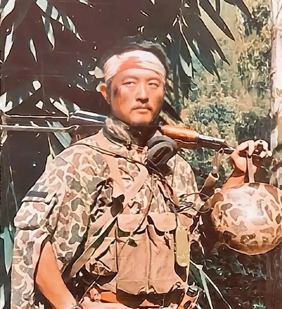 1984年，老山前线，侦察连连长李保民留下的一张珍贵老照片，镜头中我们可以看见他
