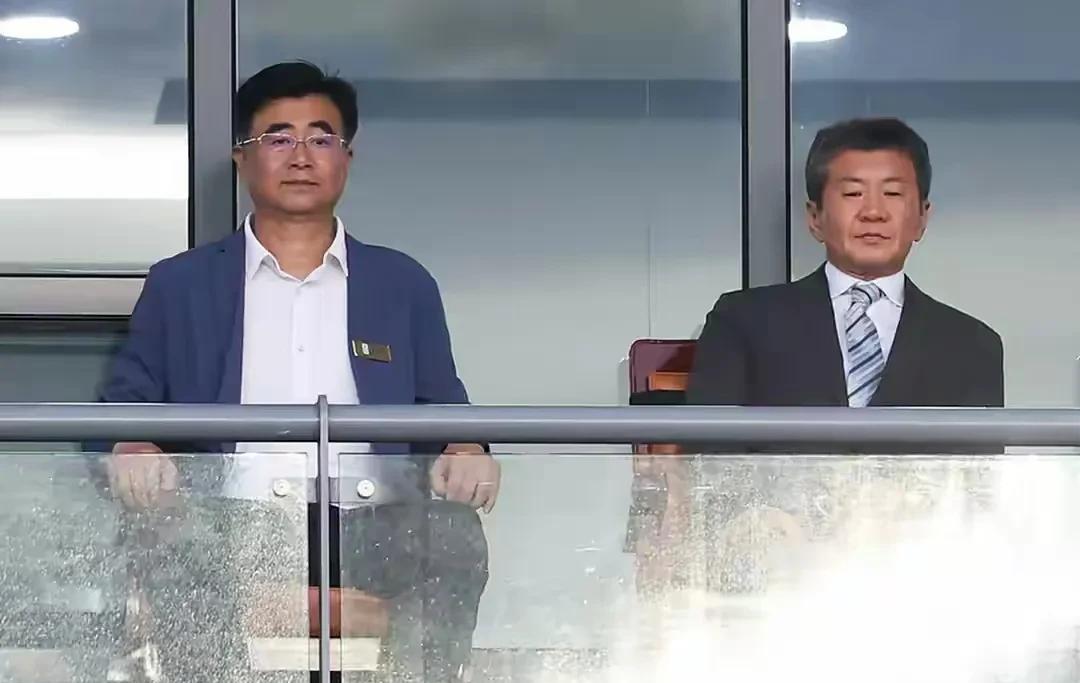 谁能告诉我，国足前往韩国踢东亚杯，为什么要带51人？这么庞大的队伍甚至比一些国家
