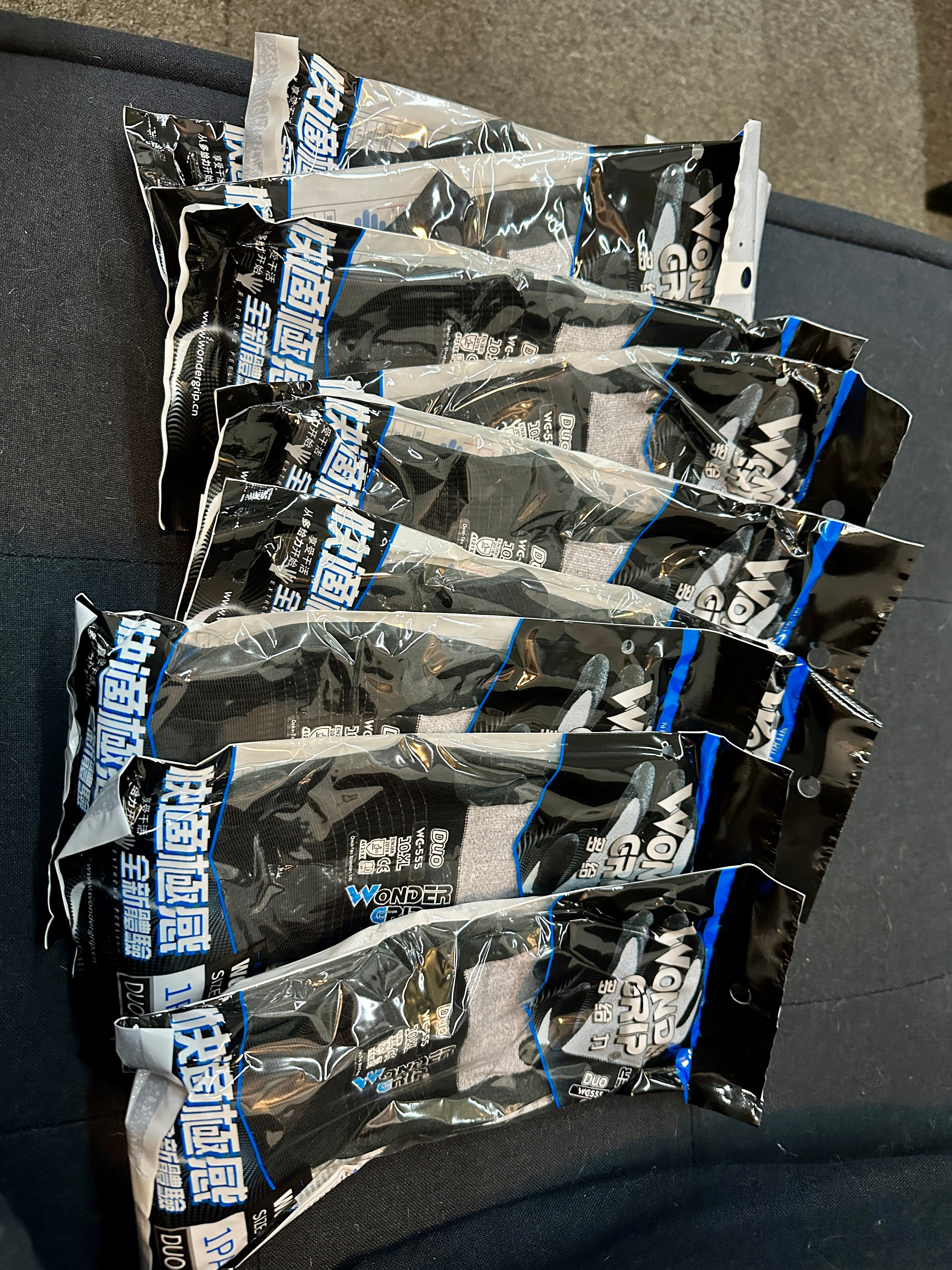 又冷起来了。再次买一批手套。夏天哪怕手划伤，我也不太爱戴手套。冬天戴手套主要是可