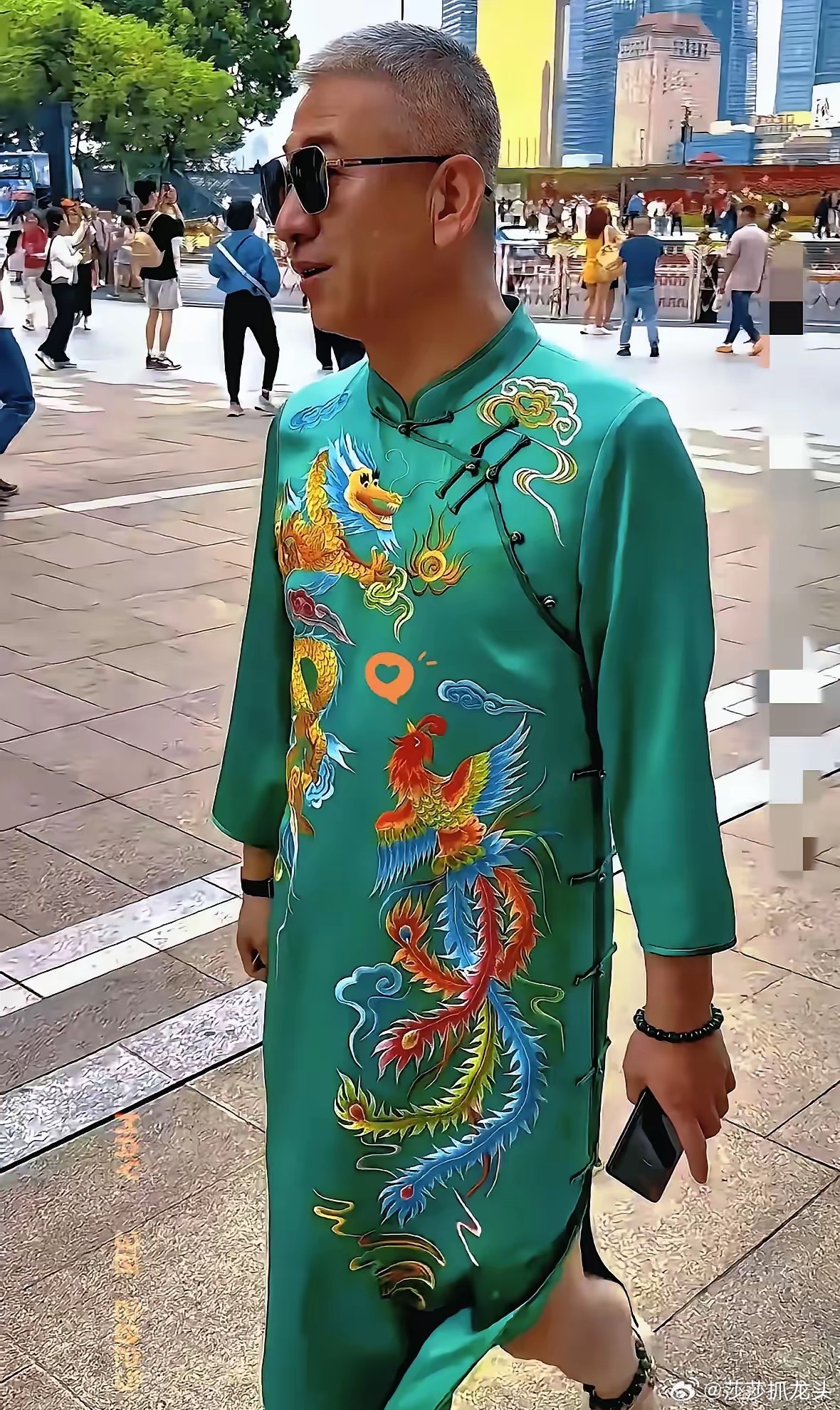 近几日，上海和平饭店火了，不是因为饭店做了什么，而是因为有一位顾客。​他连续三个