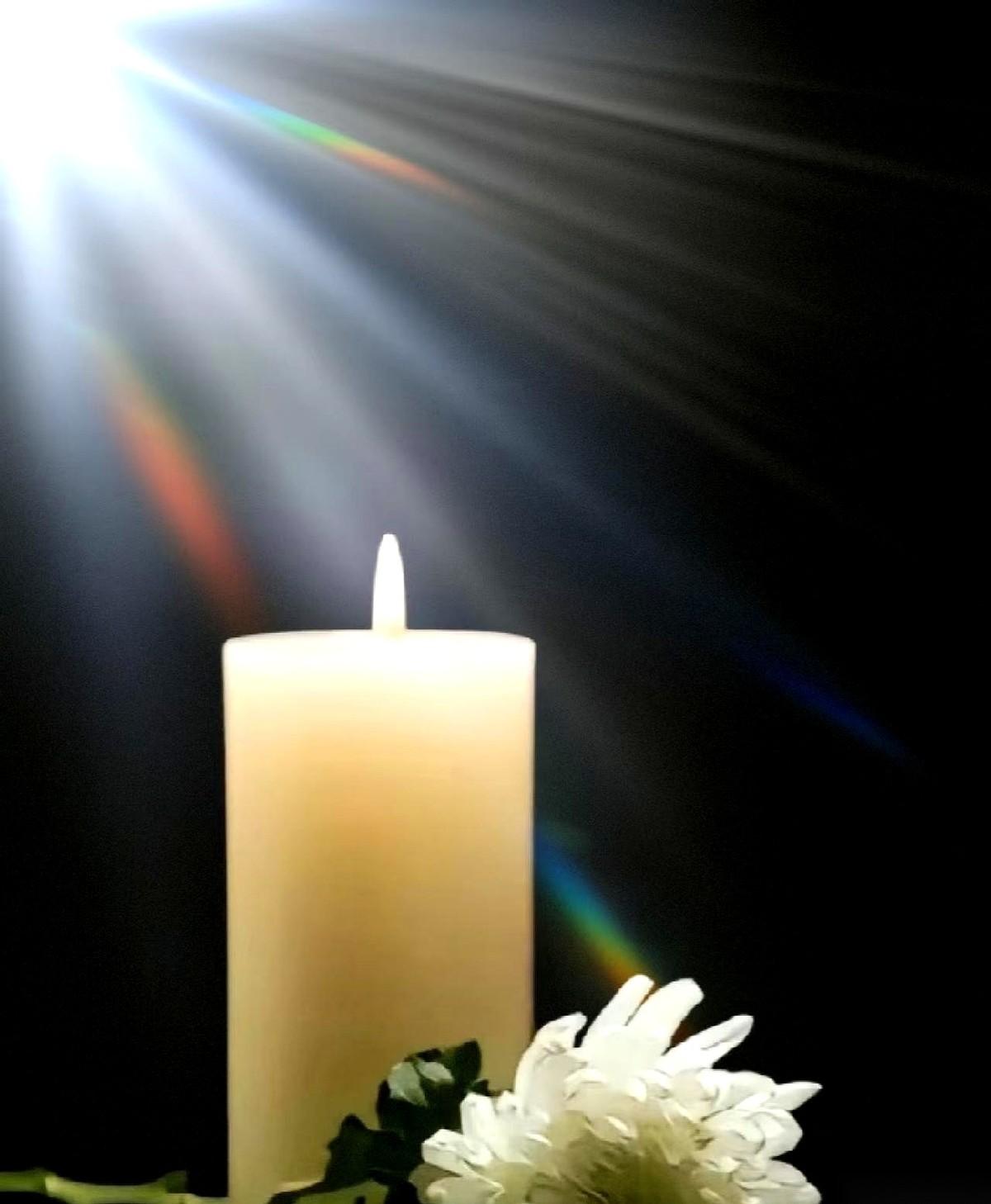 45岁的男人从工地高架上一头栽下来，命没了，工地赔了80万。灵堂设在村里的老屋