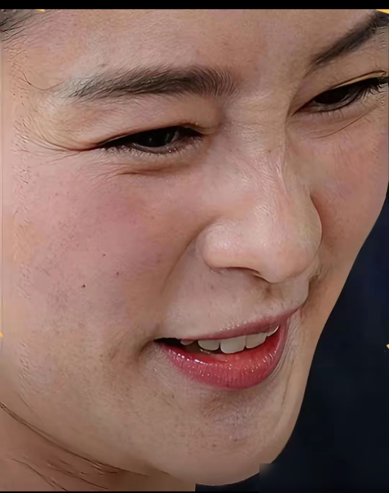 36岁李沁生图怼脸，评论区却吵翻了，别人被拍生图是塌房，她怎么越活越紧？南京德基现场，镜头直接怼到脸