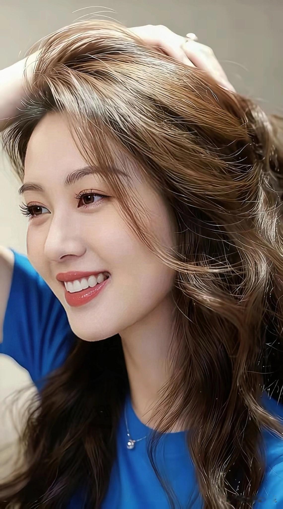 发丝轻扬，笑意明朗，简单的穿搭也藏不住的甜妹气质……分享你的随手拍分享一张你的