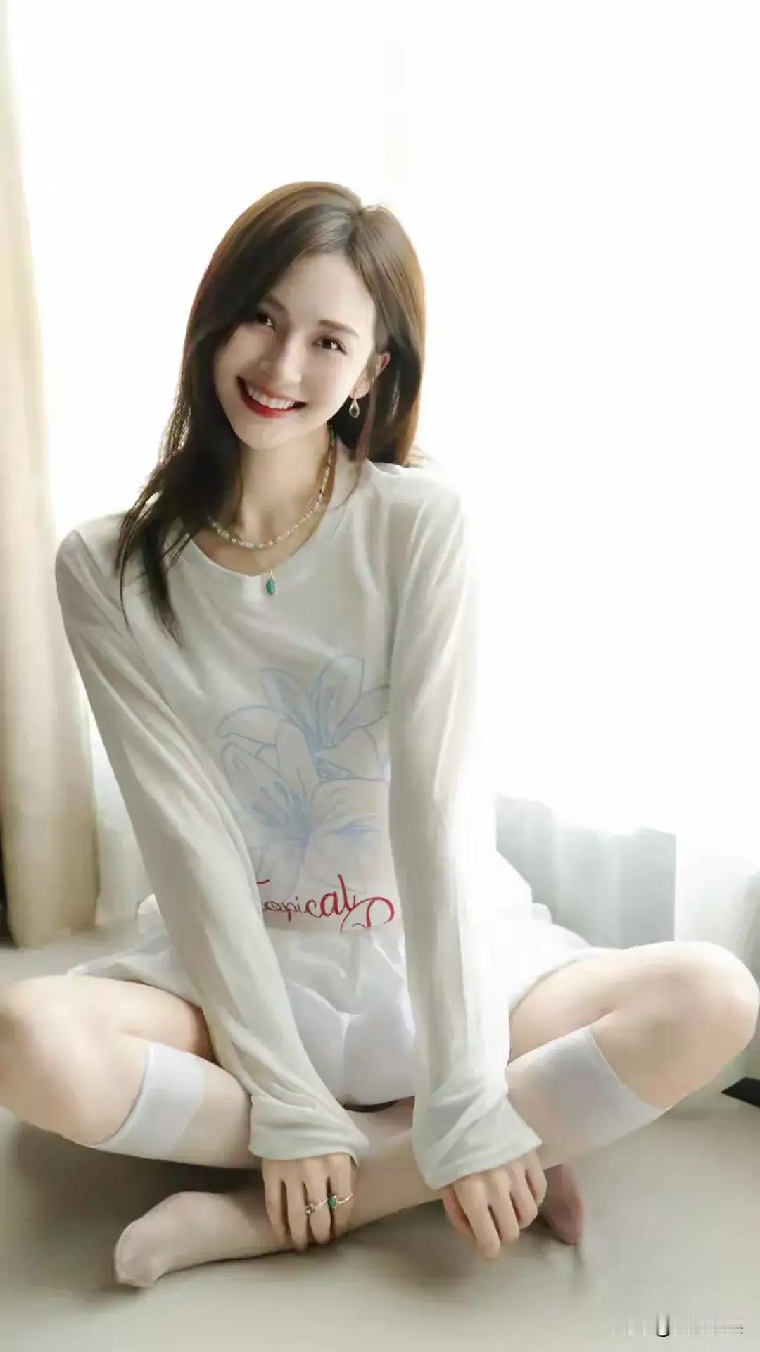 演员路晨icon，白丝袜光脚丫写真！