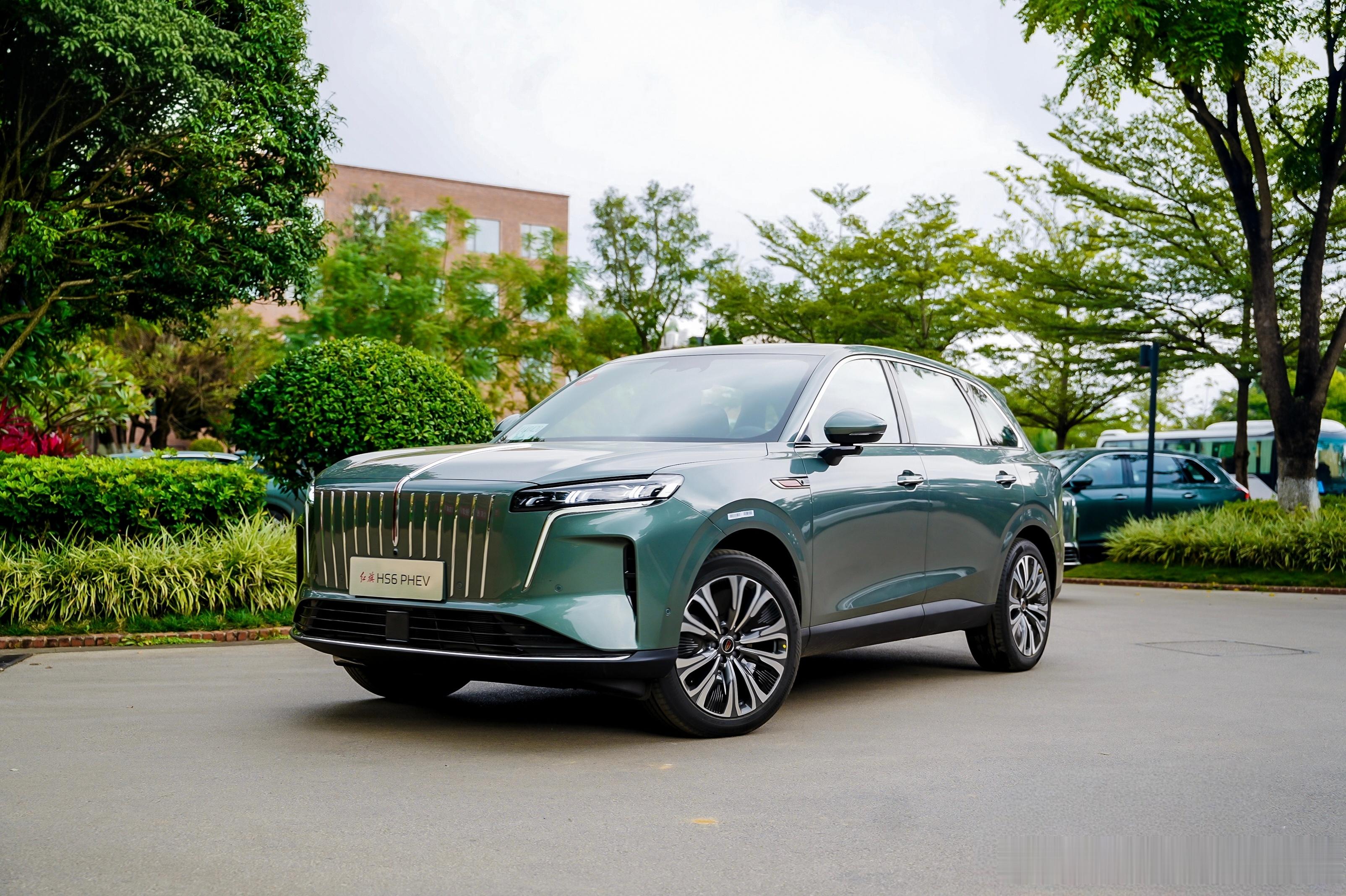 20多万的中大型大5座混动SUV貌似今年特别火，卖得不错的几款车，产品力个个都很