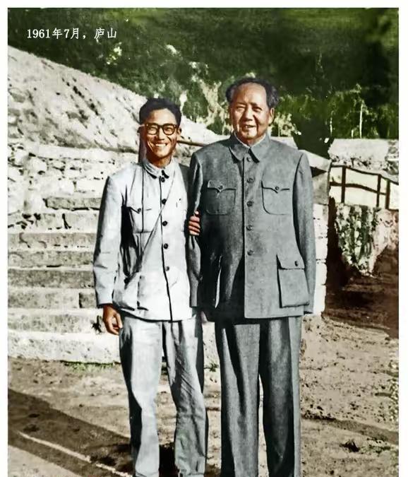 1961年7月，毛主席在庐山风景区和文汇报记者徐大刚合影。照片中，徐大刚紧紧搂