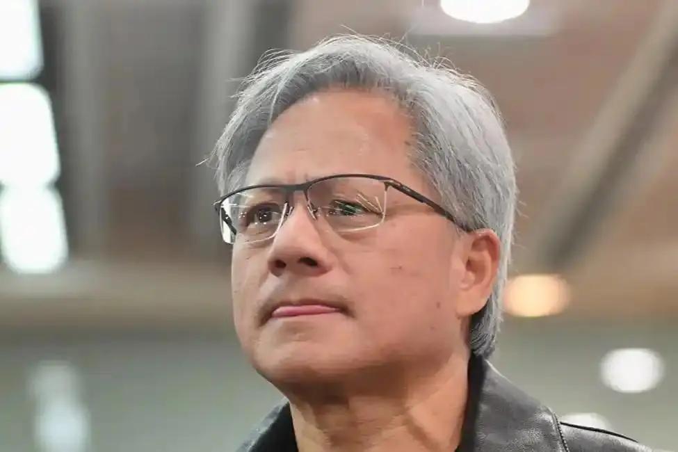 英伟达首席执行官黄仁勋终于忍不住了，抱怨中国企业被要求不得购买英伟达芯片。虽然外