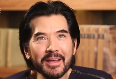 2025年，记者问64岁的费翔：“你帅气又有钱，为什么一直都不结婚？”费翔一脸苦