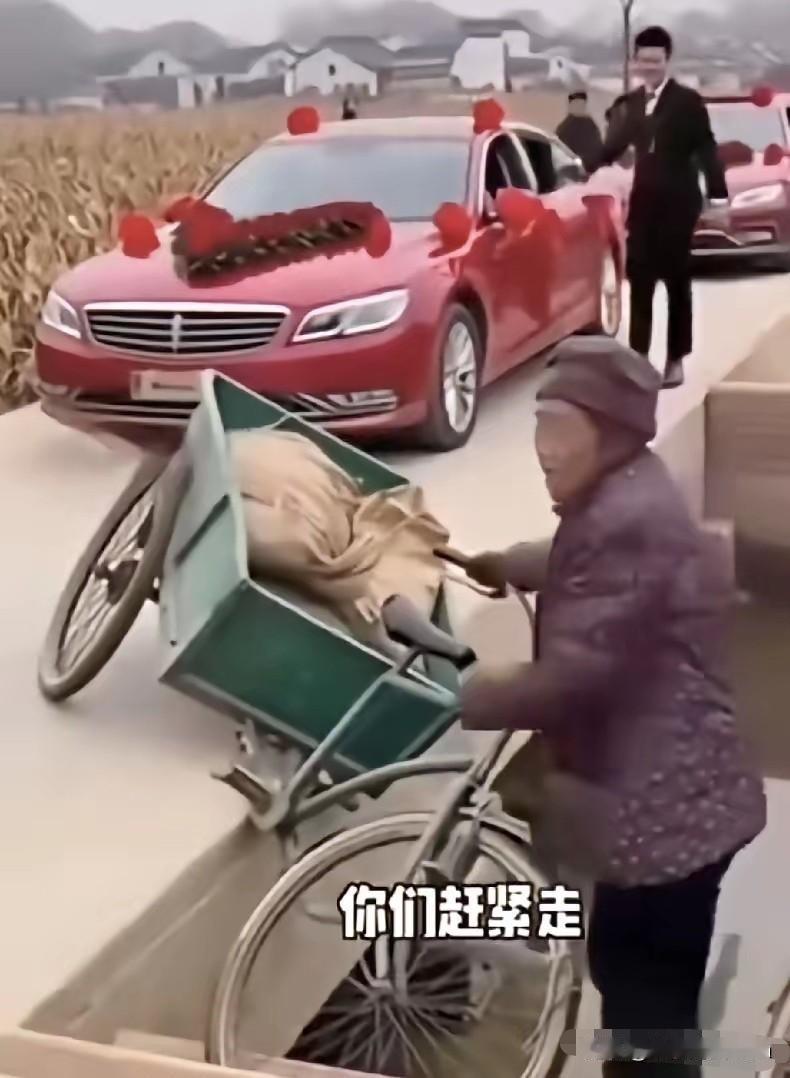善良，遇上了善良，才能碰撞出更加美好！话说，一个70多岁的老太太，在乡间小道